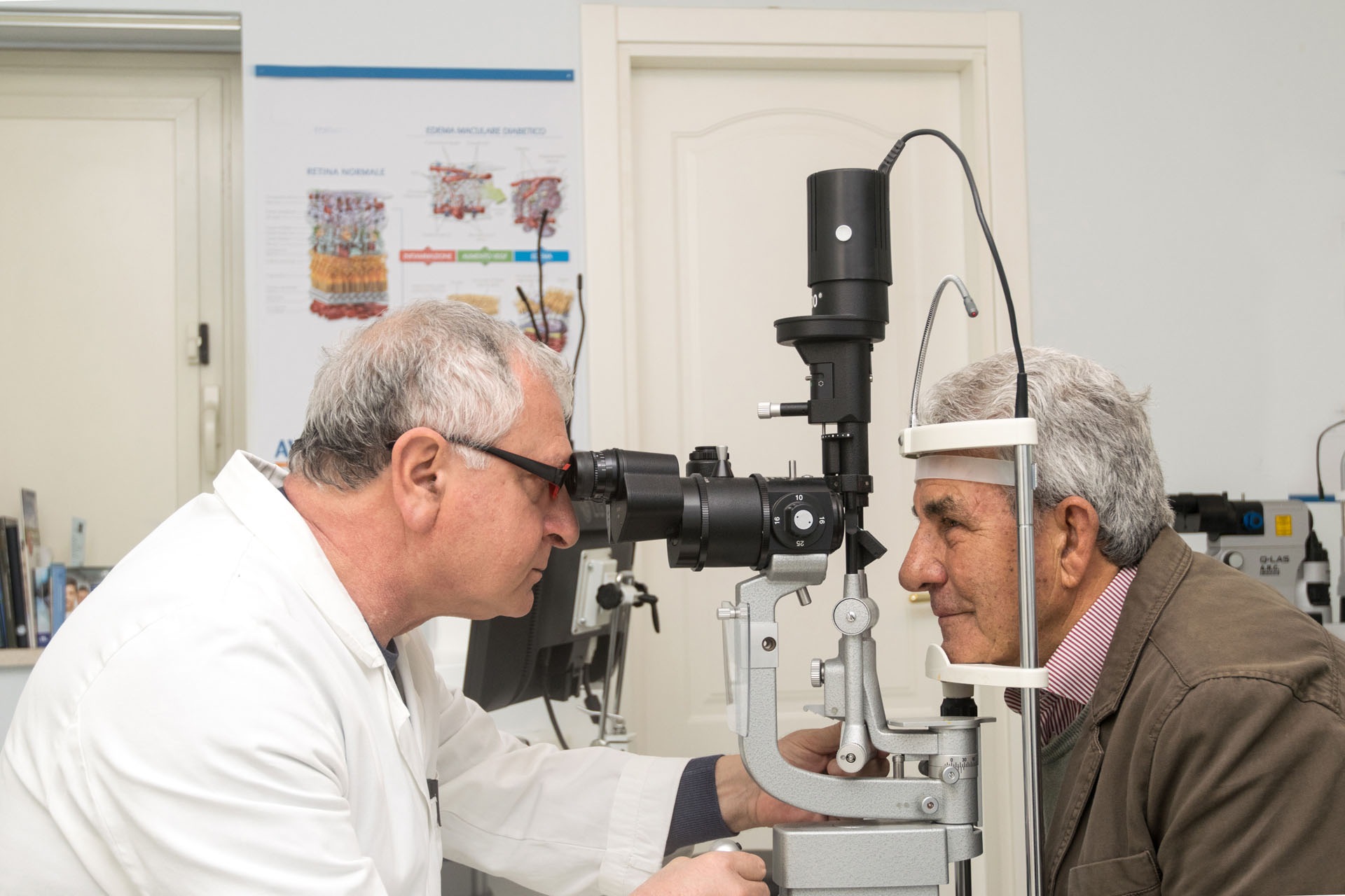 Il dott. Genovese esegue un ispezione del bulbo oculare